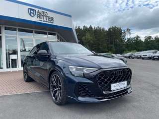 Schräge Frontansicht auf einen Audi RS Q8 , freigestellt