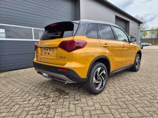 Schräge Frontansicht auf einen Suzuki Vitara , freigestellt