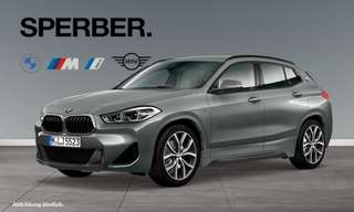 Schräge Frontansicht auf einen BMW X2 , freigestellt