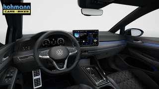 Schräge Frontansicht auf einen Volkswagen Golf , freigestellt