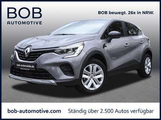Schräge Frontansicht auf einen Renault Captur , freigestellt