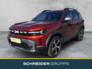 Schräge Frontansicht auf einen Dacia Duster , freigestellt