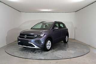 Schräge Frontansicht auf einen Volkswagen T-Cross , freigestellt