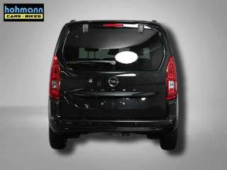 Schräge Frontansicht auf einen Opel Combo Life , freigestellt