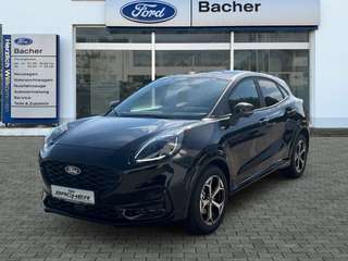 Schräge Frontansicht auf einen Ford Puma , freigestellt
