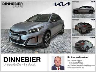 Schräge Frontansicht auf einen Kia XCeed , freigestellt