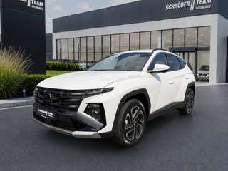 Schräge Frontansicht auf einen Hyundai Tucson , freigestellt