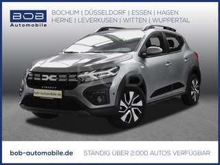 Schräge Frontansicht auf einen Dacia Sandero , freigestellt