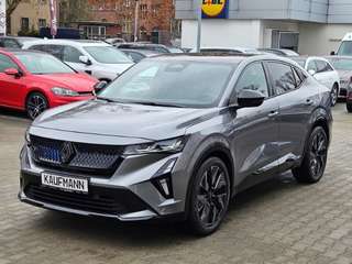 Schräge Frontansicht auf einen Renault Rafale , freigestellt