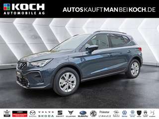 Schräge Frontansicht auf einen SEAT Arona , freigestellt