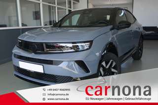 Schräge Frontansicht auf einen Opel Mokka , freigestellt