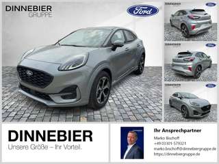 Schräge Frontansicht auf einen Ford Puma , freigestellt
