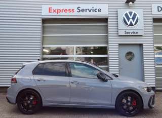 Schräge Frontansicht auf einen Volkswagen Golf , freigestellt