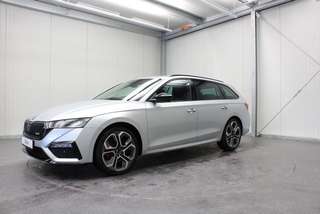 Schräge Frontansicht auf einen Skoda Octavia , freigestellt