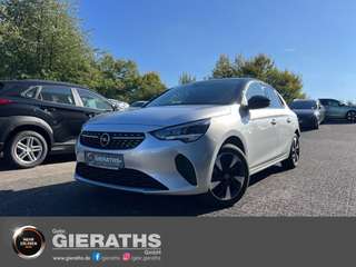 Schräge Frontansicht auf einen Opel Corsa , freigestellt