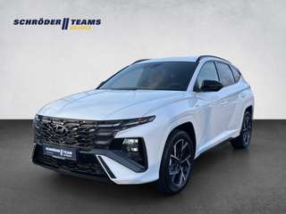 Schräge Frontansicht auf einen Hyundai Tucson , freigestellt
