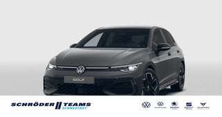 Schräge Frontansicht auf einen Volkswagen Golf , freigestellt