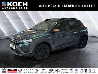 Schräge Frontansicht auf einen Dacia Sandero , freigestellt