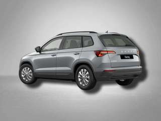 Schräge Frontansicht auf einen Skoda Karoq , freigestellt
