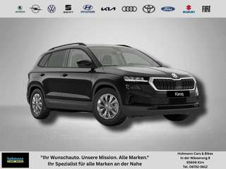 Schräge Frontansicht auf einen Skoda Karoq , freigestellt