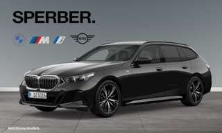 Schräge Frontansicht auf einen BMW 5er-Reihe , freigestellt