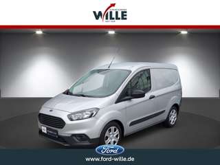 Schräge Frontansicht auf einen Ford Transit Courier , freigestellt