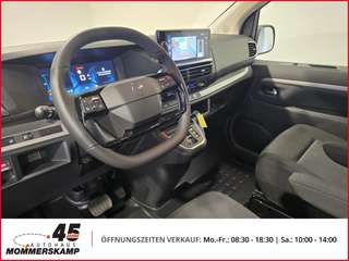 Schräge Frontansicht auf einen Citroën SpaceTourer , freigestellt