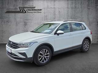 Schräge Frontansicht auf einen Volkswagen Tiguan , freigestellt