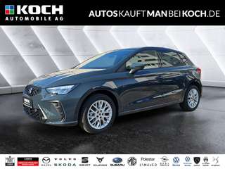 Schräge Frontansicht auf einen SEAT Ibiza , freigestellt