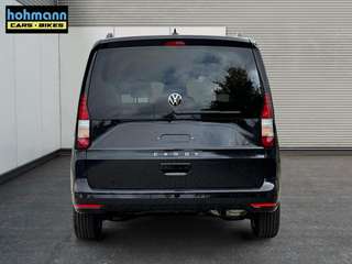 Schräge Frontansicht auf einen Volkswagen Caddy , freigestellt