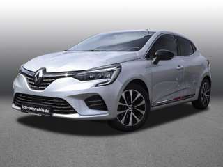 Schräge Frontansicht auf einen Renault Clio , freigestellt