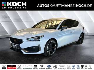Schräge Frontansicht auf einen CUPRA Leon , freigestellt