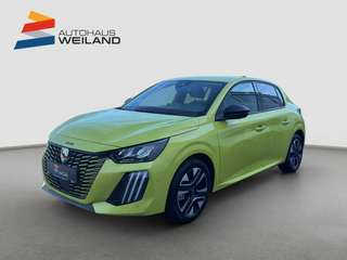 Schräge Frontansicht auf einen Peugeot 208 , freigestellt
