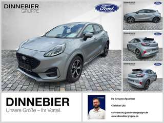 Schräge Frontansicht auf einen Ford Puma , freigestellt