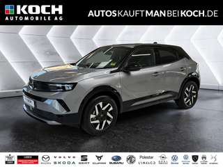 Schräge Frontansicht auf einen Opel Mokka , freigestellt