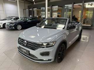 Schräge Frontansicht auf einen Volkswagen T-Roc , freigestellt