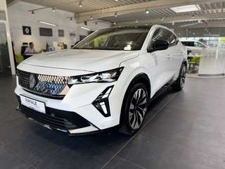 Schräge Frontansicht auf einen Renault Rafale , freigestellt