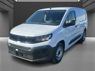 Schräge Frontansicht auf einen Opel Combo , freigestellt