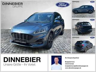 Schräge Frontansicht auf einen Ford Kuga , freigestellt