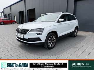 Schräge Frontansicht auf einen Skoda Karoq , freigestellt