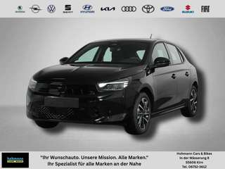 Schräge Frontansicht auf einen Opel Corsa , freigestellt