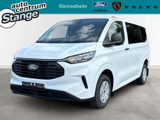 Schräge Frontansicht auf einen Ford Transit Custom , freigestellt
