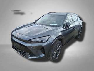 Schräge Frontansicht auf einen CUPRA Formentor , freigestellt