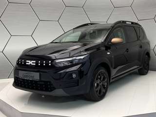 Schräge Frontansicht auf einen Dacia Jogger , freigestellt