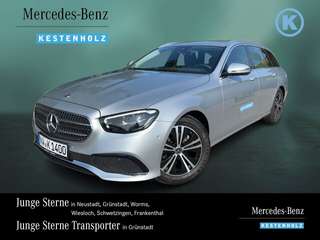 Schräge Frontansicht auf einen Mercedes-Benz E-Klasse , freigestellt