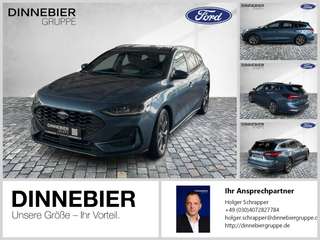 Schräge Frontansicht auf einen Ford Focus , freigestellt