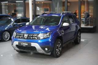 Schräge Frontansicht auf einen Dacia Duster , freigestellt