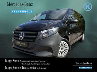 Schräge Frontansicht auf einen Mercedes-Benz Vito , freigestellt