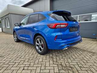 Schräge Frontansicht auf einen Ford Kuga , freigestellt