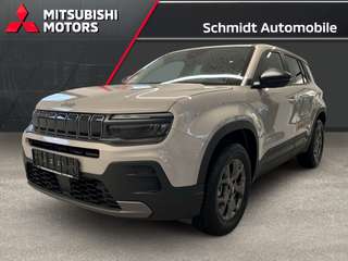 Schräge Frontansicht auf einen Jeep Avenger , freigestellt